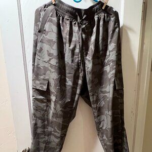 Active Crop Camo Pants